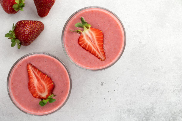 灰色背景的草莓奶昔或草莓鸡尾酒。夏季饮料。前视图。副本的空间。图片下载