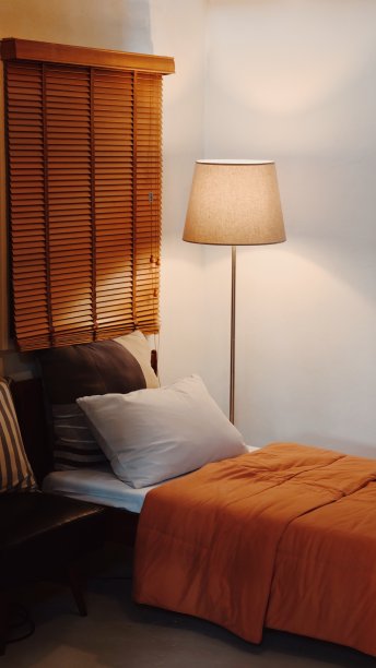 灯光昏暗的床角。图片下载