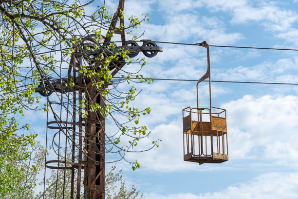 游乐园里废弃的载客索道。图片下载