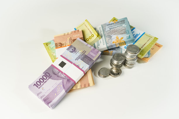 印度尼西亚雅加达，2023年4月15日，各种各样的钞票，以及以印尼盾计价的印尼盾硬币，数千天卡图片下载