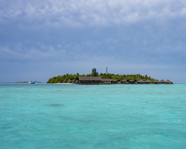 绿松石海水中的马尔代夫岛图片下载