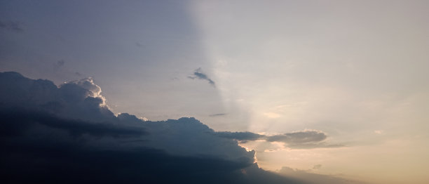 漂亮的云景与很少的光图片下载