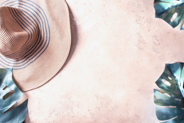 米色混凝土背景上的夏季草帽和怪物叶子。色调平坦的热带度假概念。本空间图片下载