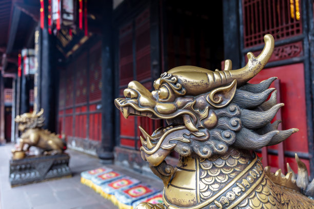 中国寺庙前的神兽青铜雕像图片下载