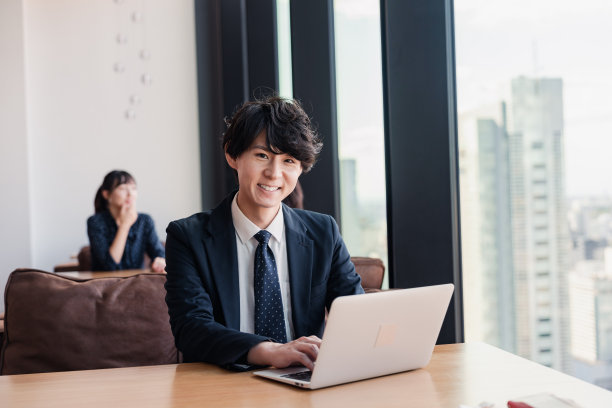 带着微笑在办公室工作的商人图片下载