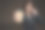 一个女孩手里的纸杯咖啡，上面有文字的地方图片下载