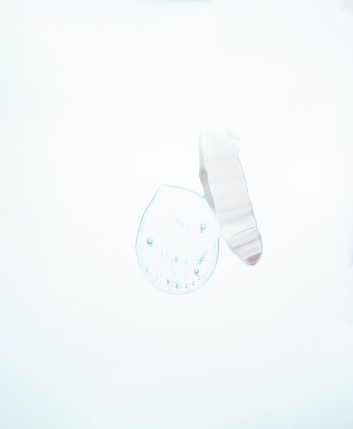 白色背景上透明液体化妆品的污迹图片下载