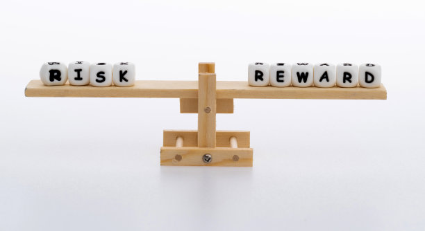 风险与回报的跷跷板图片下载
