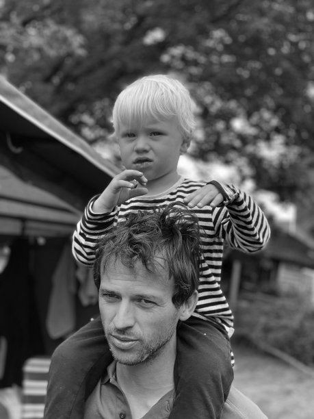 有工作的父亲，肩上扛着小儿子图片下载