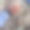在传统市场上，一位老妇人布满皱纹的双手正在挑选成堆的咸鱼。图片下载