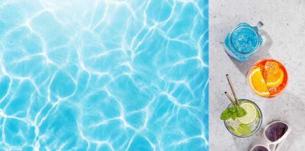 在阳光明媚的日子里，在泳池边喝着清爽的鸡尾酒图片下载