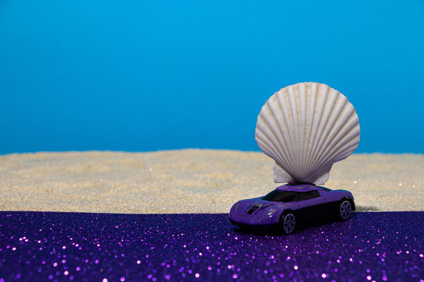 沙滩上的车，创意夏日概念图片下载