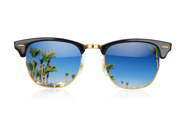 老式的棕线太阳镜与手掌和蓝天反射。孤立在白色背景上。图片下载