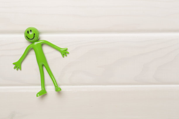 木制背景上的人物玩具，俯视图图片下载