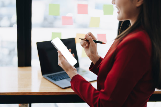 顾问，顾问，亚洲商业女性在电脑上工作，并使用智能手机移动谈话工作财务和营销业务策划公司利润，营销策划预算。图片下载