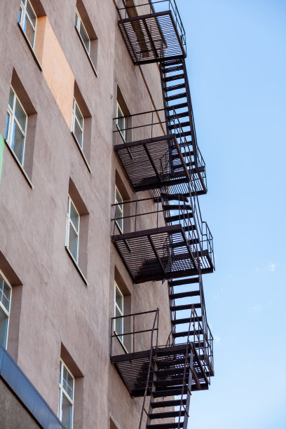 蓝天映衬下高层建筑的消防通道剪影图片下载