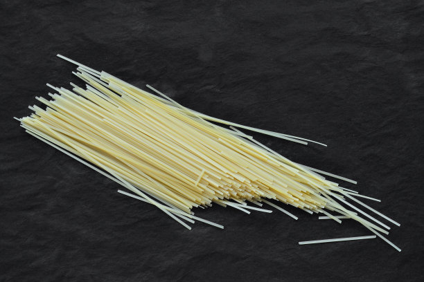 黑色背景上放着一包意大利面图片下载