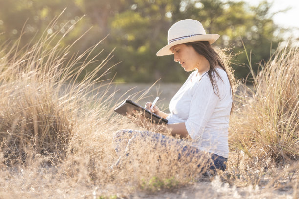 大自然中的人。怀孕的妈妈带着药片在海上。图片下载