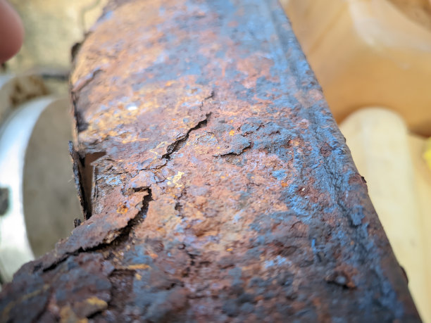 受酸雨污染的铁表面已生锈剥落图片下载