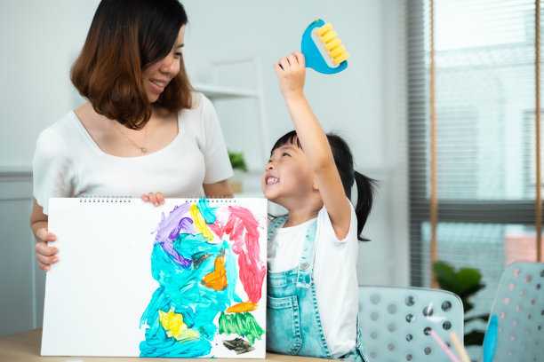 亚洲小女孩用充满快乐的时刻、艺术和教育的理念为孩子们画出色彩。关闭了孩子在家上学的绘画练习。图片下载