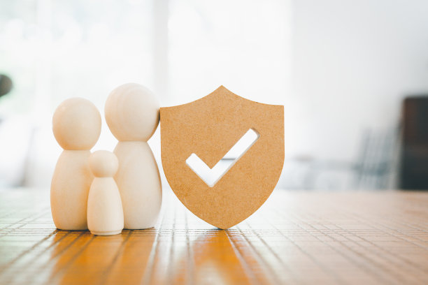 盾牌保护图标和家庭模式，安全保护和健康保险。家庭居家概念、保障、保健日、车险。图片下载