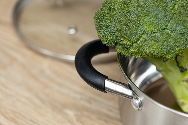 现代厨房的不锈钢蔬菜锅图片下载