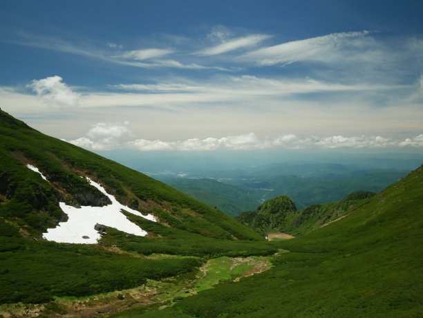 2022年6月28日日本岐阜县北仓田中寺的山景和野花图片下载