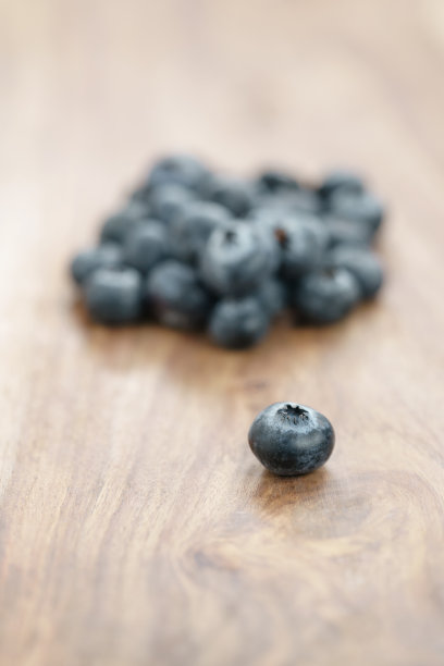木桌上新鲜的花园蓝莓图片下载