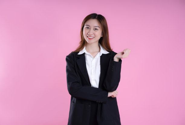 女商人在粉红色的背景上摆姿势图片下载