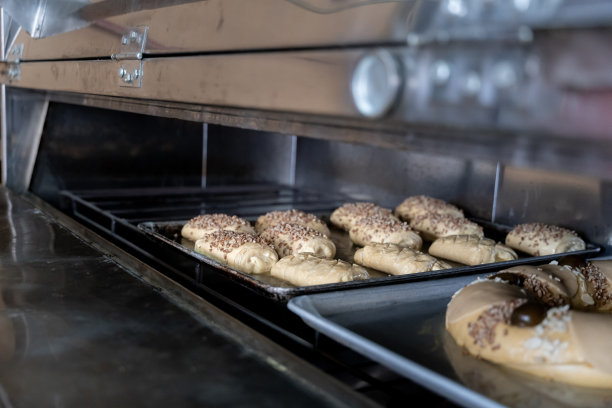 烤箱里烤着一托盘奶油面包和坚果馅儿图片下载