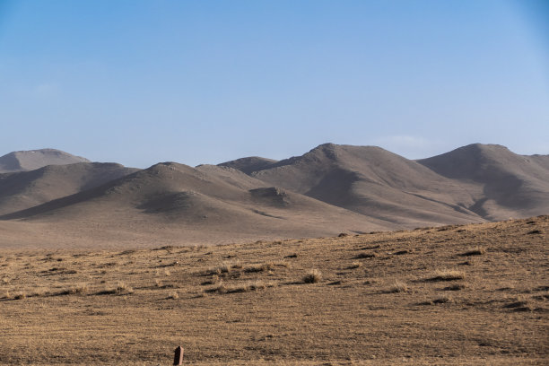 蒙古中部自然景观公路图片下载