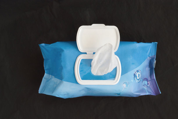 黑色背景上放着一大包餐巾图片下载