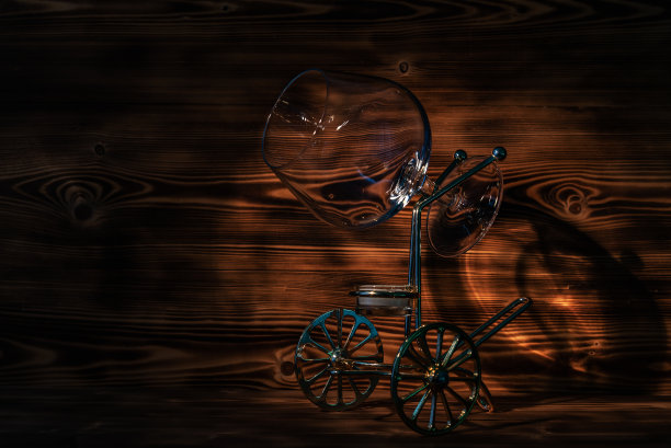 一杯白兰地放在一个特殊的架子上，木制架子上放着蜡烛用来加热饮料。图片下载