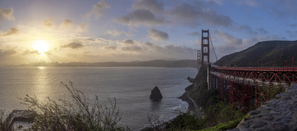 从过桥道路的一个视点上可以看到金门大桥的全景。加州旧金山市的标志性建筑。图片下载