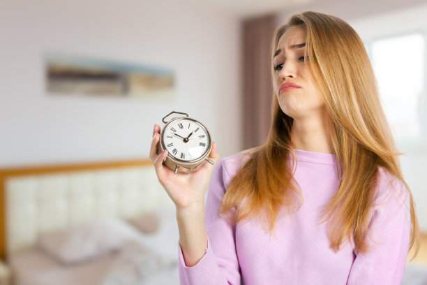 女商人拿着闹钟图片下载