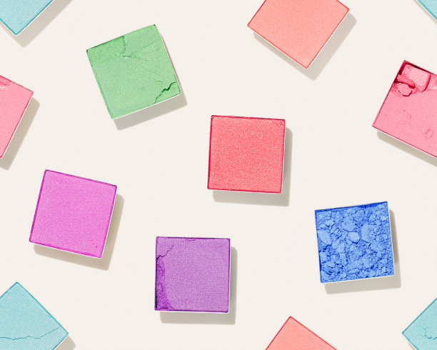 一套彩色眼影，对米色，无缝图案的眼影粉的顶部视图样本。眼部彩妆粉质地。粉底样品，女性化妆品及美容产品图片下载