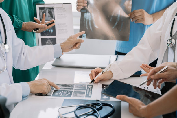 医疗团队致力于数字平板保健医生技术平板电脑，利用电脑对医院的医疗报告结果进行分析。图片下载