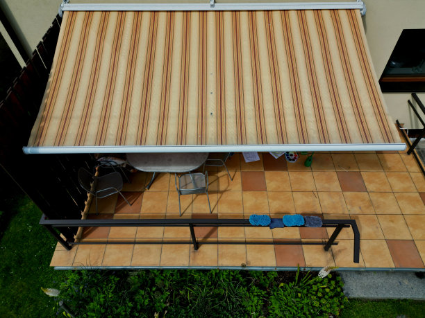 遮阳篷突出了房屋的建筑外观。最重要的是，它们能够遮挡更大面积的露台、阳台或玻璃窗。此外，它们完成了建筑外观，卷起来图片下载
