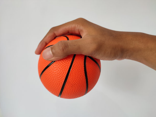 手持小篮球图片下载