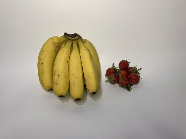 白色背景上的香蕉和草莓图片下载