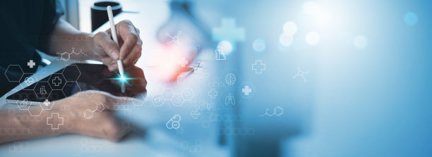 医学研究、健康技术、健康与医学理念。技术员使用数码平板电脑，在医院实验室用医学图标、微生物学研究化学元素图片下载