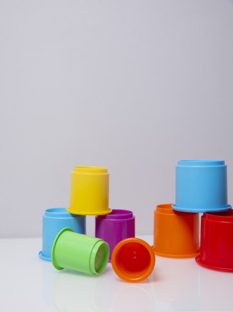 多色婴儿堆叠杯。平衡概念图片下载