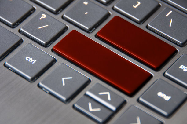 暗红色键盘的侧面视图，可自定义文本空间。本空间图片下载