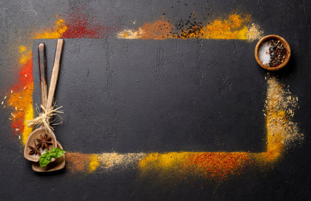 石桌上摆放着各种香料图片下载
