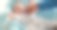 新生儿，婴儿安抚奶嘴和男孩与母亲的手安慰，安全和保障。可爱和健康的婴儿孩子与一个假人的发展，成长和照顾在一个毯子在家里图片下载