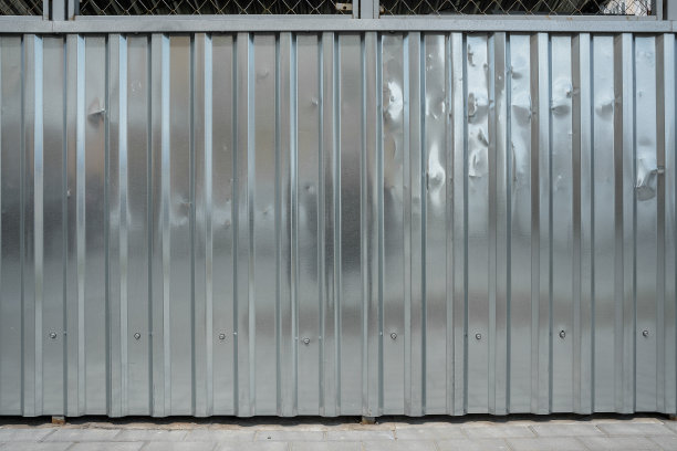 风化的老式钢栅栏来自锡板结构立面。图片下载