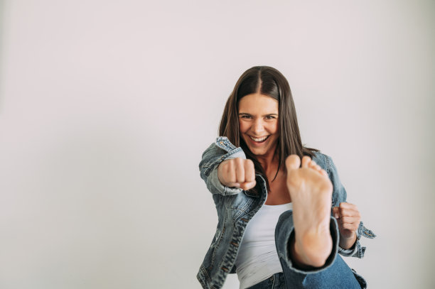 一个美丽的女人在战斗的画像。图片下载