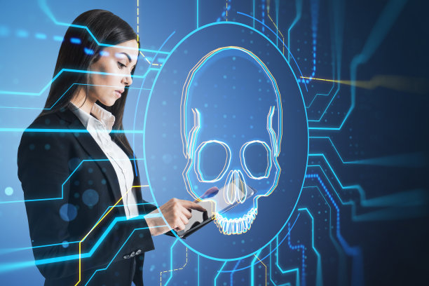 有魅力的女商人使用带有模糊背景的数字头骨全息图的平板电脑。黑客、恶意软件和犯罪概念。双重曝光。图片下载