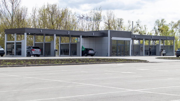 自助式露天高压洗车。一个开放的自助洗车店的照片。在洗车室外用加压水手动洗车。图片下载