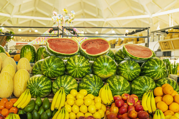 市场货架上各种新鲜的有机水果和蔬菜。健康饮食，饮食理念。自然背景图片下载